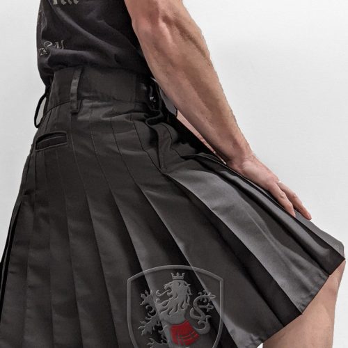 Black side pleats 55244.1669933657.1280.1280 20aa279c a459 4d0b 9a79 f7b76b3641c9